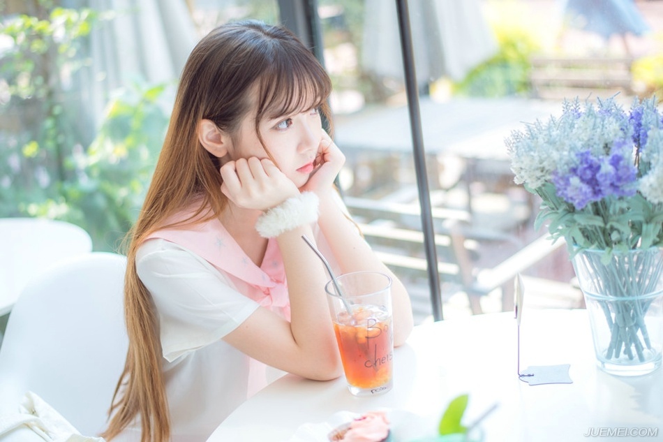 我愿意在父亲母亲丈夫的生命圆环里做最后离世的一个，如果我先去了，而将这份我已尝过的苦杯留给世上的父母，那么我是死不瞑目的，因为我已明白了爱，而我的爱有多深，我的牵挂和不舍便有多长。——三毛《梦里花落知多少》